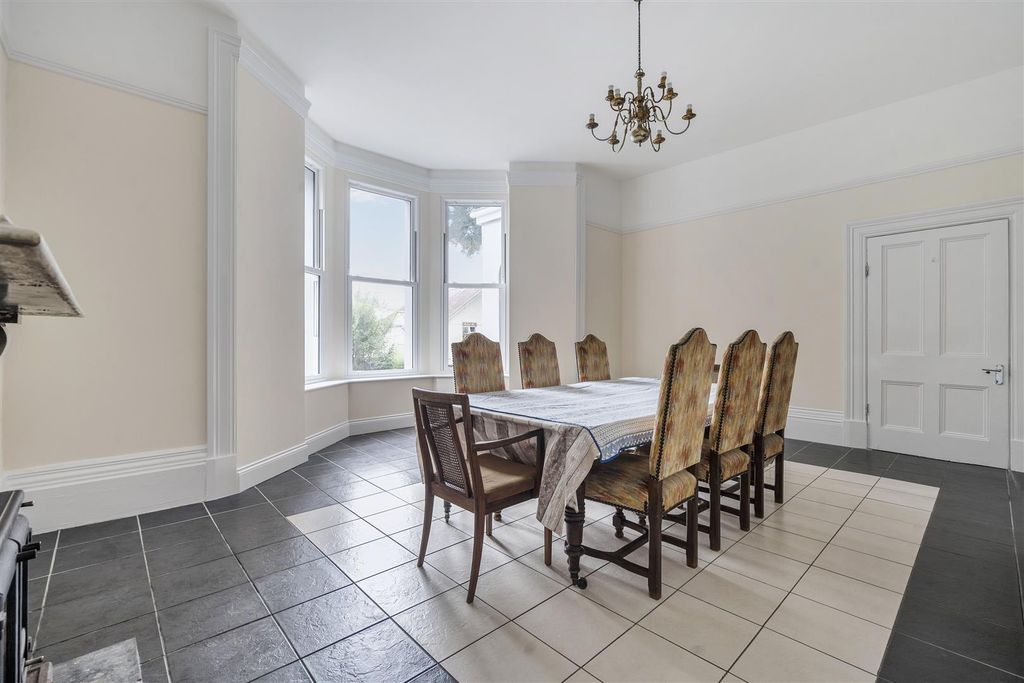 Property photo 3 of 48