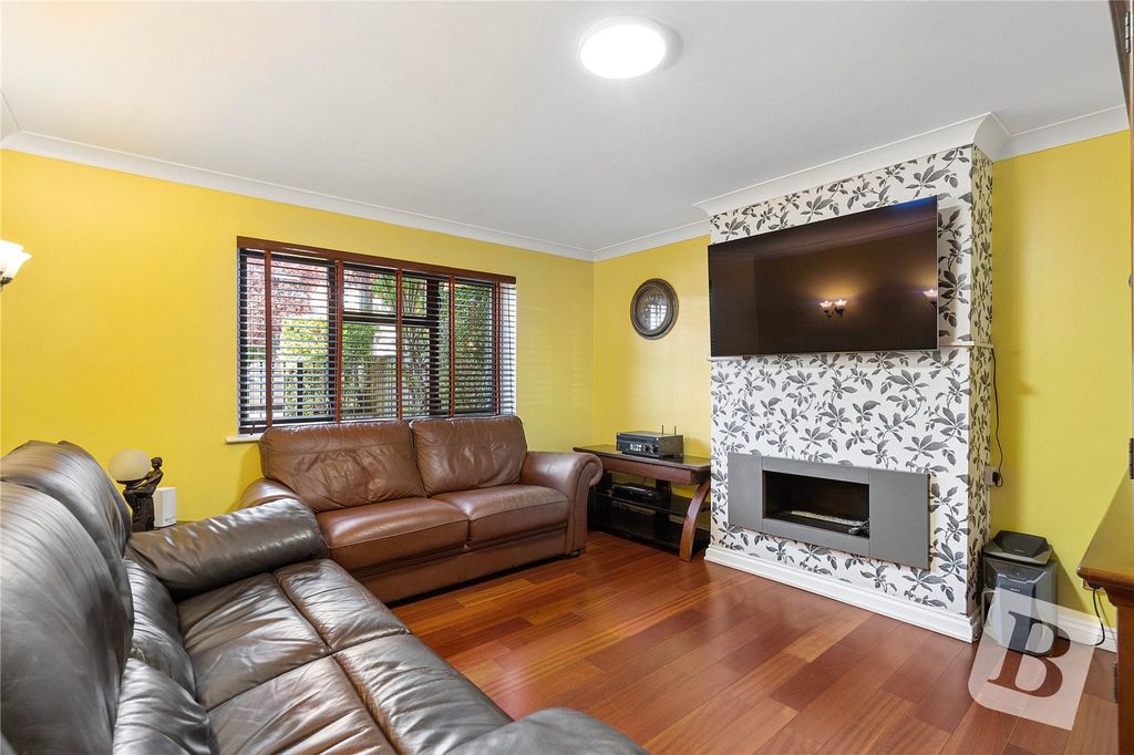 Property photo 3 of 11 Living Room