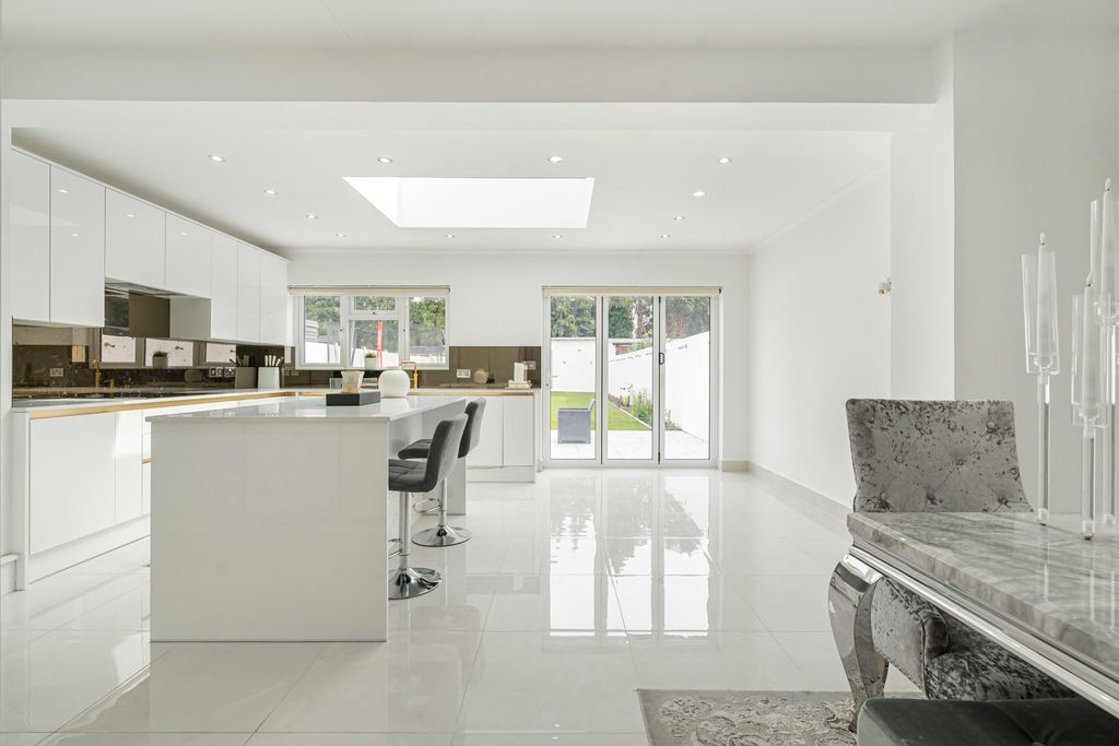 Property photo 3 of 29 Kitchen/Dining