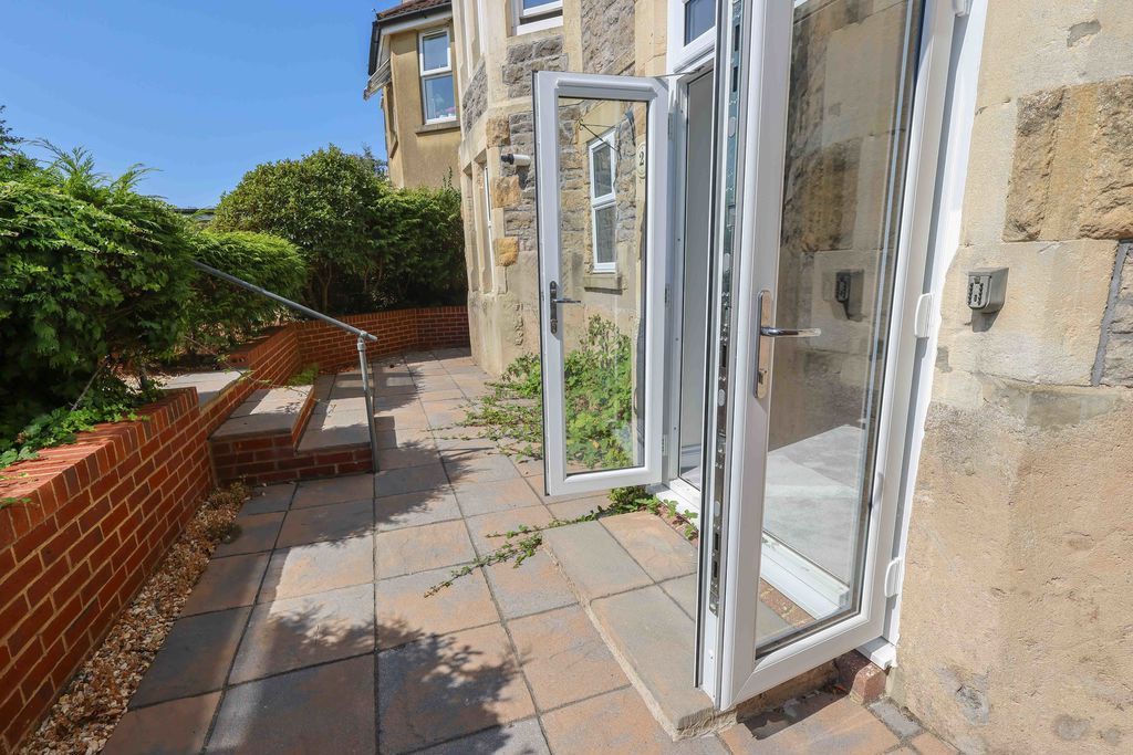 Property photo 3 of 16 Courtyard