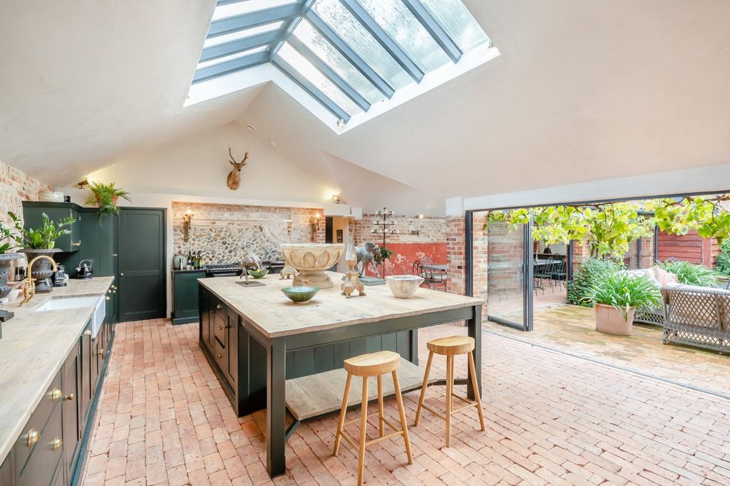 Property photo 2 of 31 Kitchen