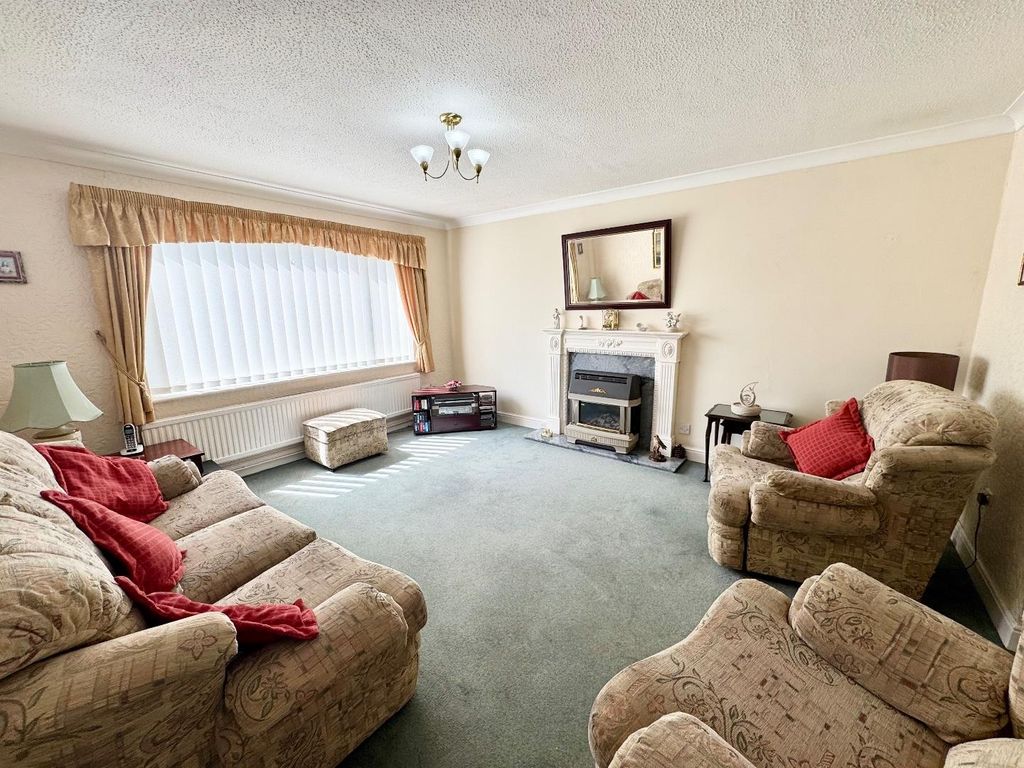 Property photo 3 of 13 Lounge