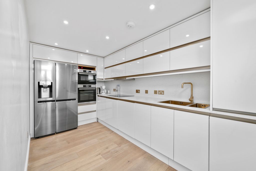 Property photo 3 of 7 Kitchen