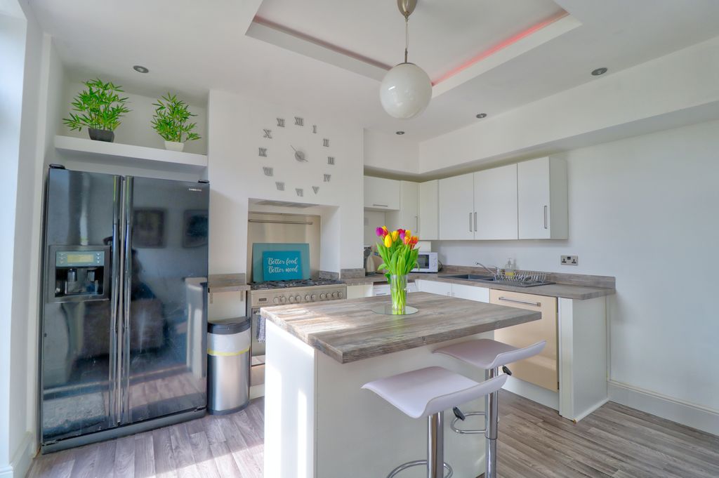 Property photo 1 of 18 Kitchen 1.2