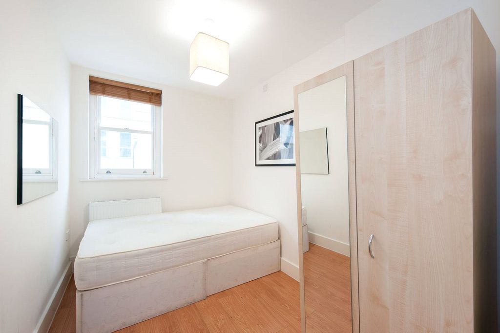 Property photo 3 of 10 Flat 6, 126-127 Whitechapel High Street 3