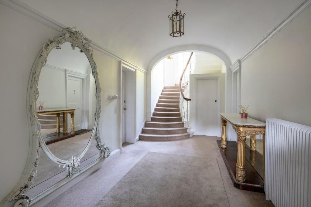 Property photo 2 of 14 Hallway