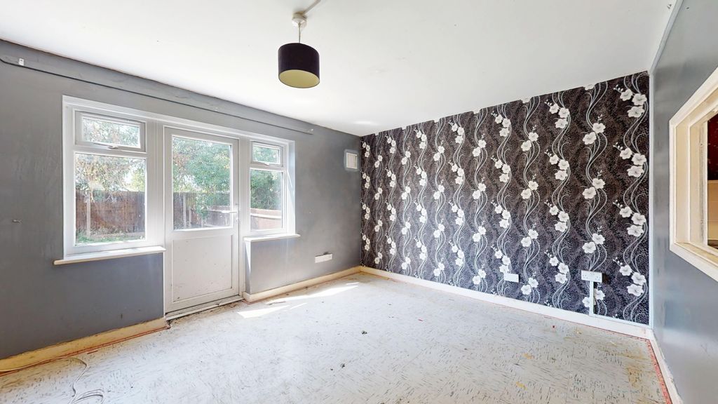 Property photo 2 of 18 5 Sydney Road, Feltham, Tw14 9Bf
