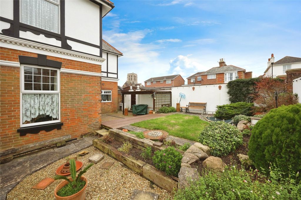 Property photo 2 of 17 Picture No. 16