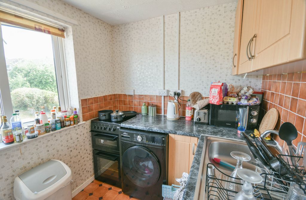2 bed flat for salePrebends Field, Durham DH1 photo 5