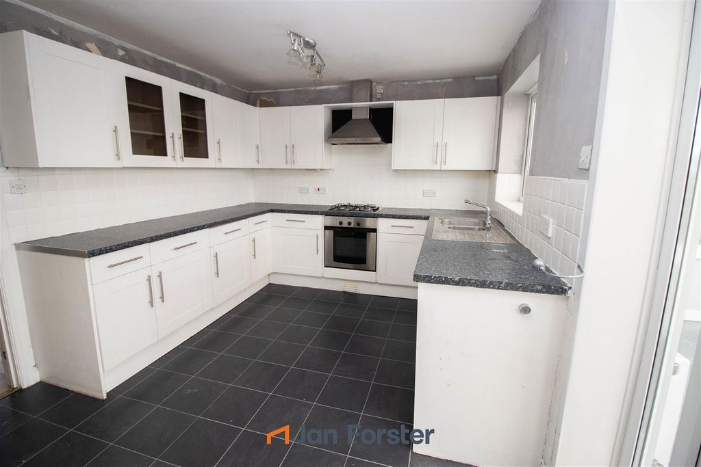 Property photo 3 of 7 Kitchen