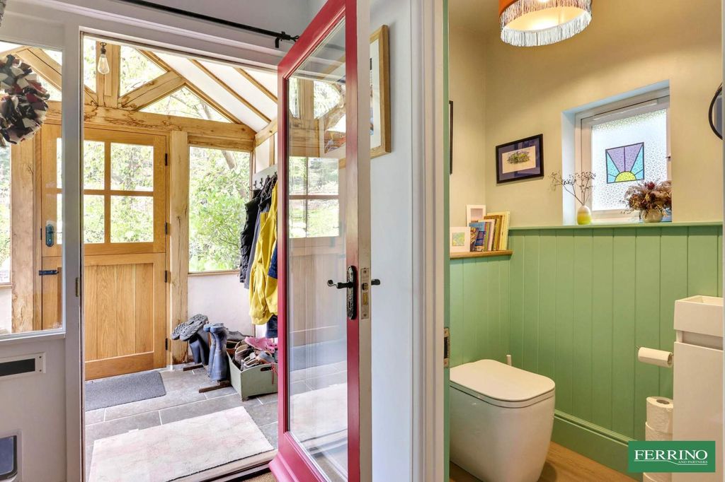 Property photo 3 of 43 Cloakroom