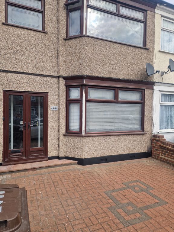 Property photo 1 of 12 Stunning 3 Bedroom House In Ig11