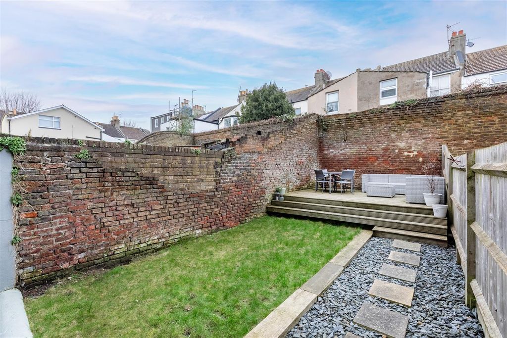 Property photo 2 of 13 Garden