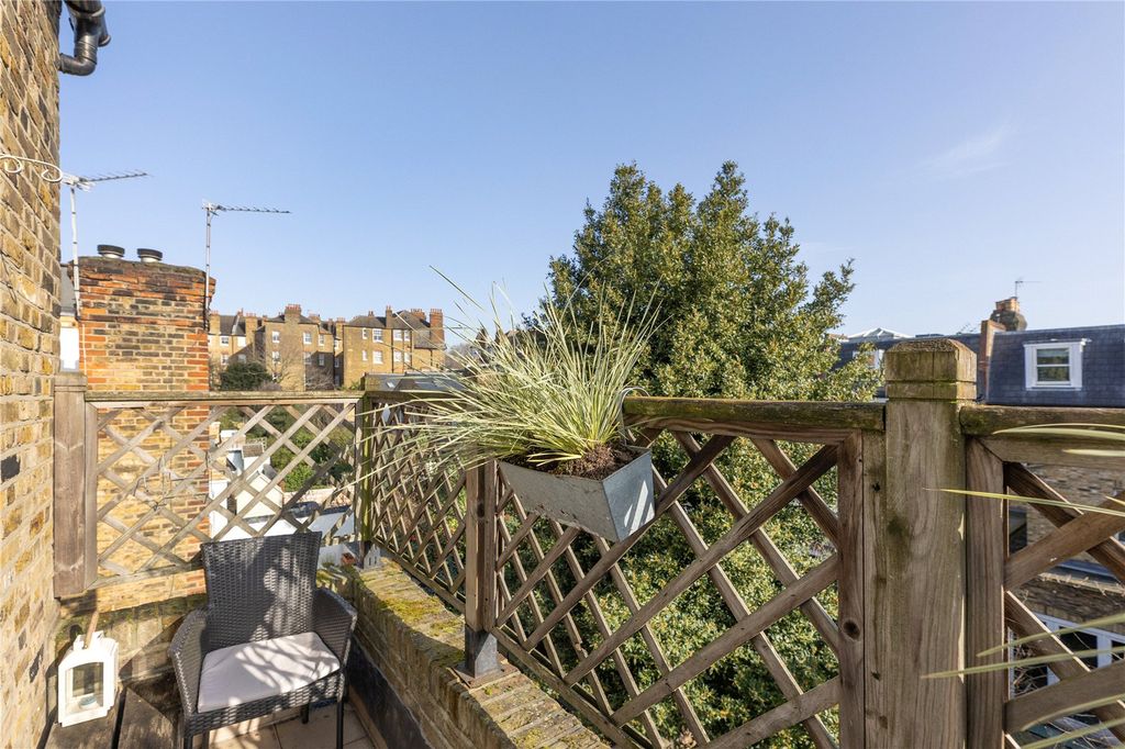 Property photo 2 of 11 Balcony