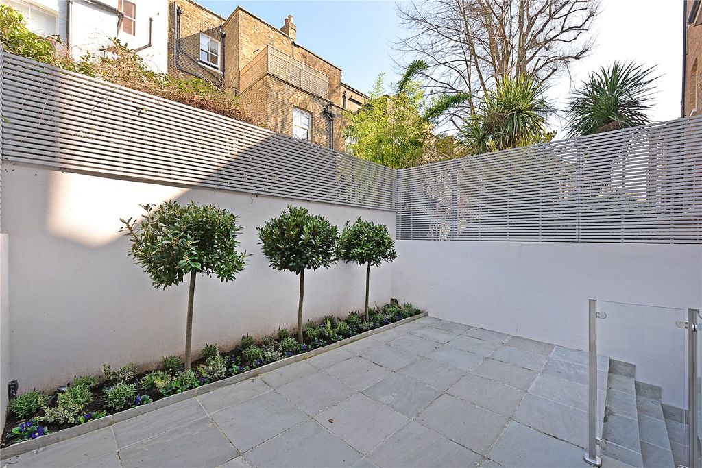 Property photo 2 of 12 Garden