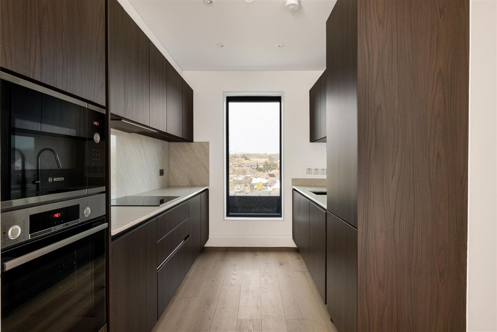 Property photo 3 of 17 Whitehall Road, E4