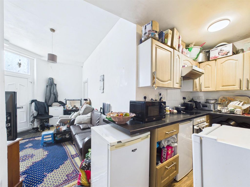 Property photo 3 of 10 3 - 2 Bedroom Flat.Jpg