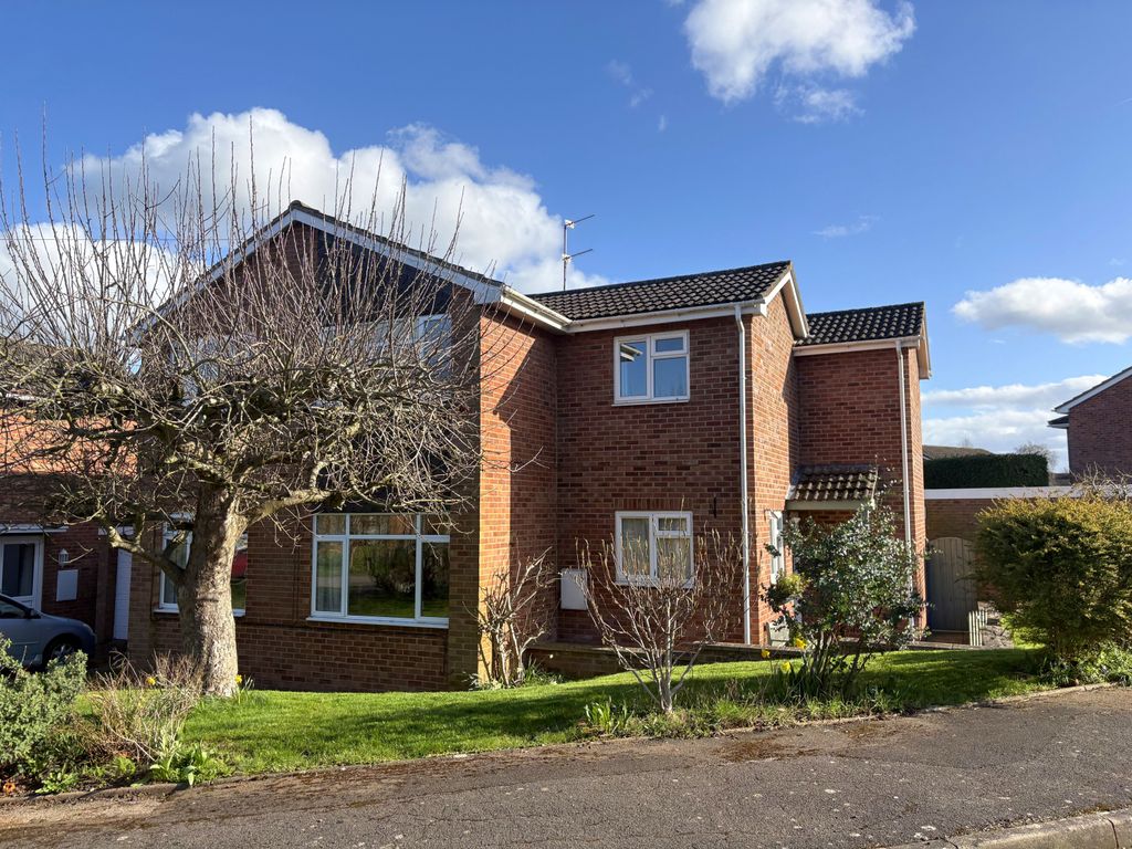 Property photo 1 of 16 4 Bedroom Detached House For Sale