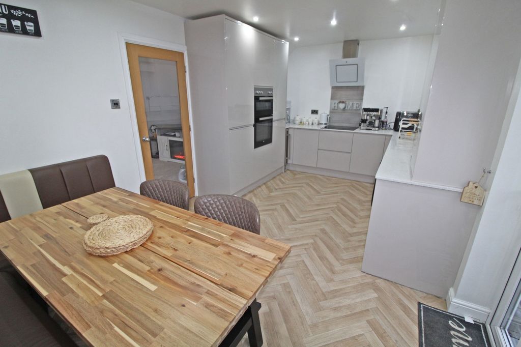 Property photo 2 of 18 Kitchen