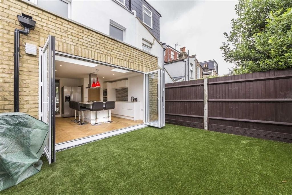 Property photo 3 of 9 (Main)