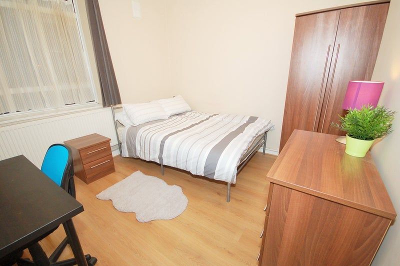 Property photo 2 of 8 Room 2- £910 Available Now