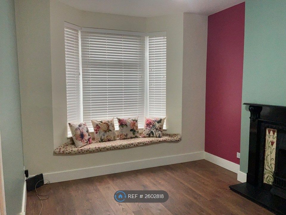Property photo 1 of 22 Window Box Seat With Storage