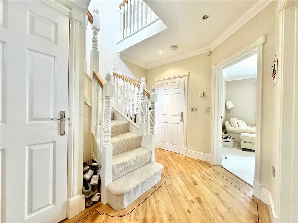 Property photo 3 of 28 Entrance Hall