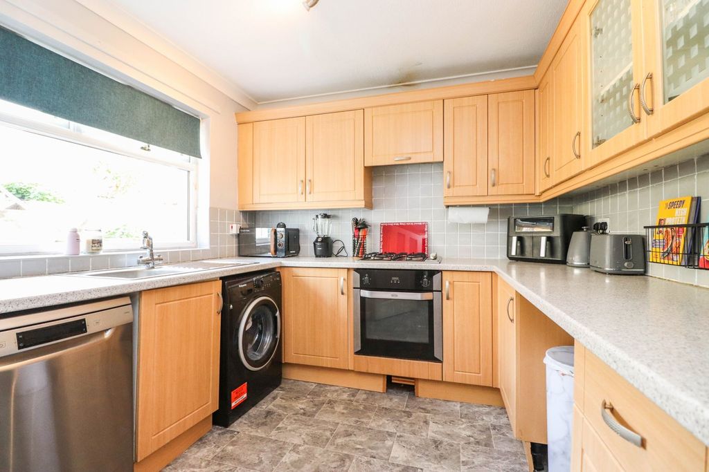 Property photo 3 of 18 Kitchen