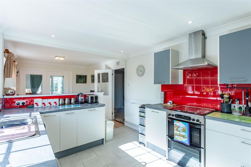 Property photo 3 of 16 Kitchen (2).Jpg