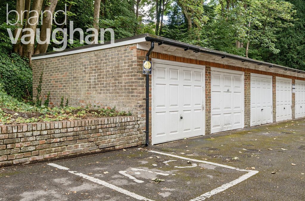 Property photo 1 of 4 Garage