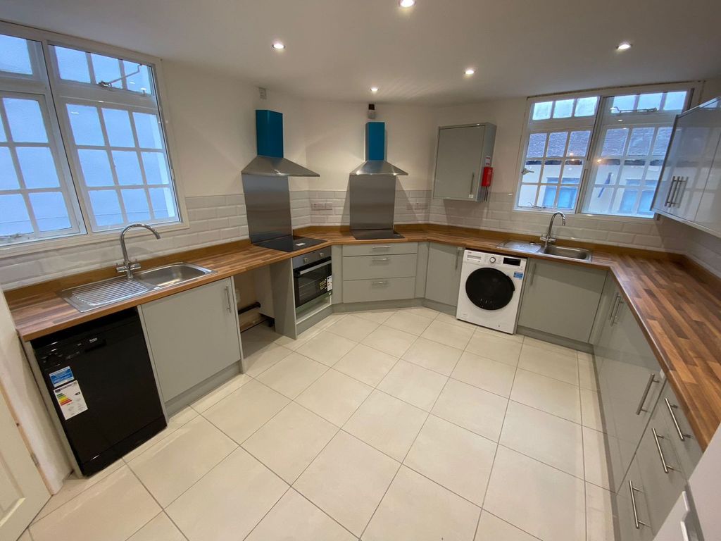 Property photo 3 of 8 Kitchen 3