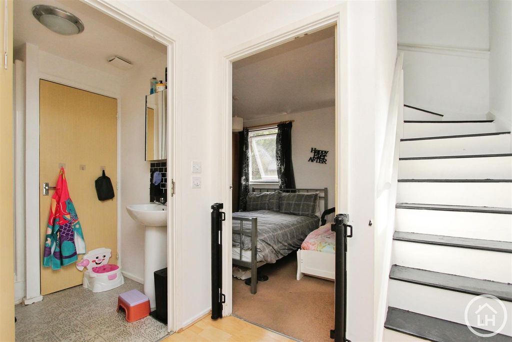 Property photo 3 of 10 Hallway