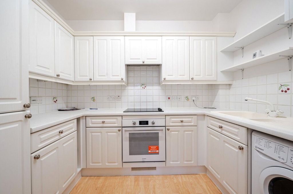 Property photo 3 of 9 Kitchen