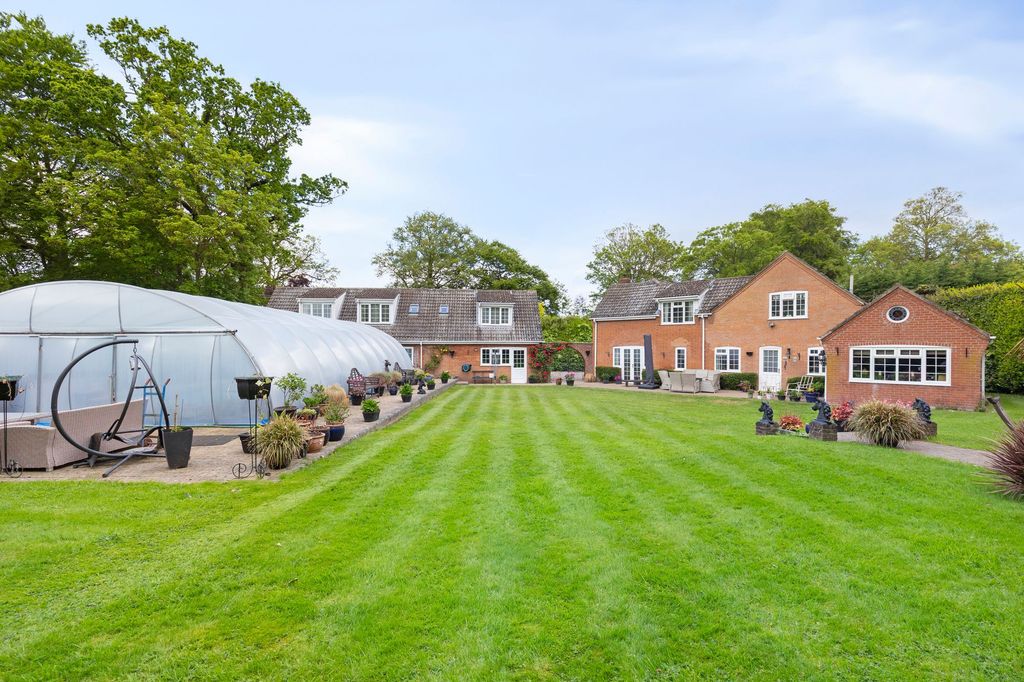 Property photo 1 of 32
