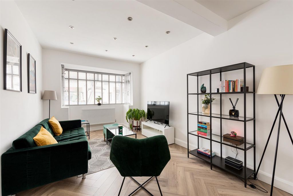 Property photo 2 of 27 Meath Road, E15