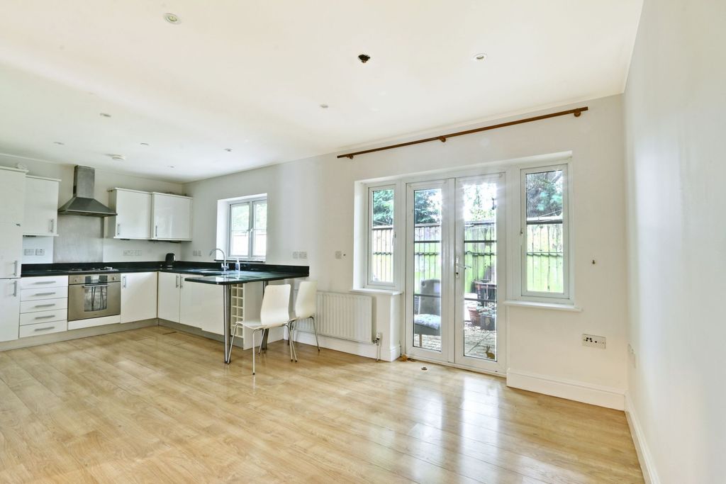 Property photo 3 of 12 Photo 6