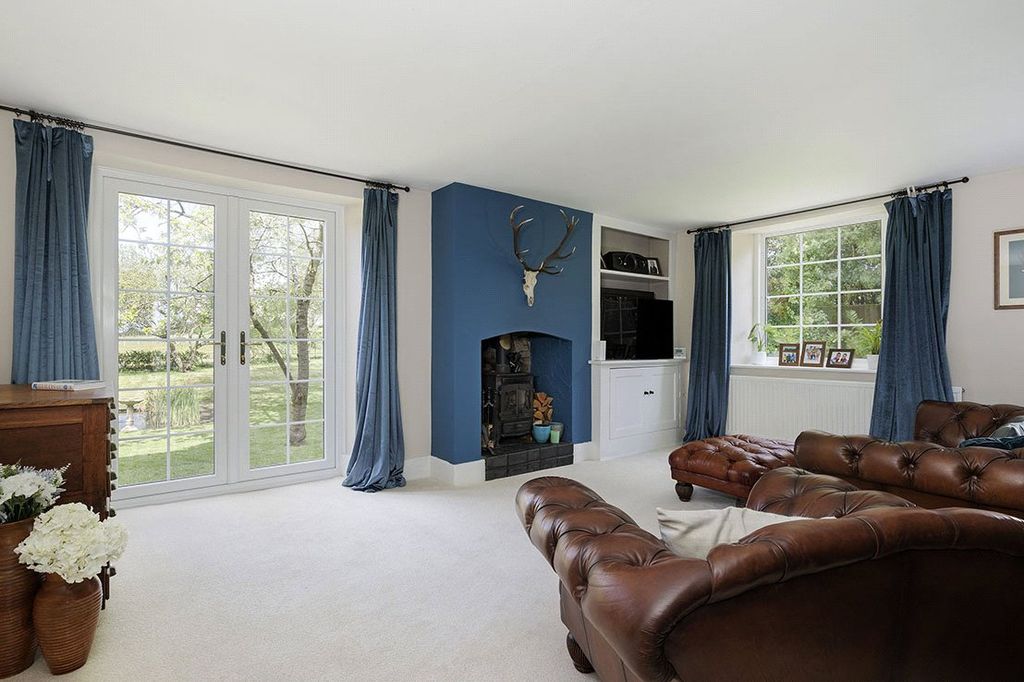 Property photo 3 of 14 Sitting Room