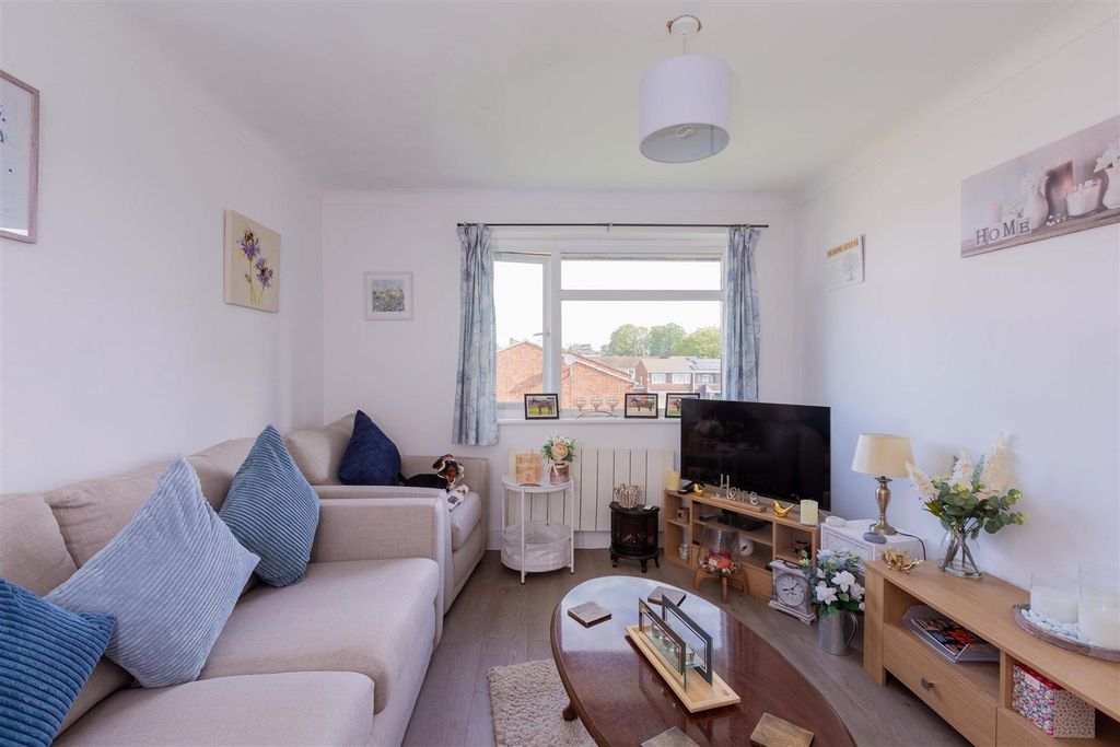 Property photo 2 of 10 4 Suffolk Close-9.Jpg