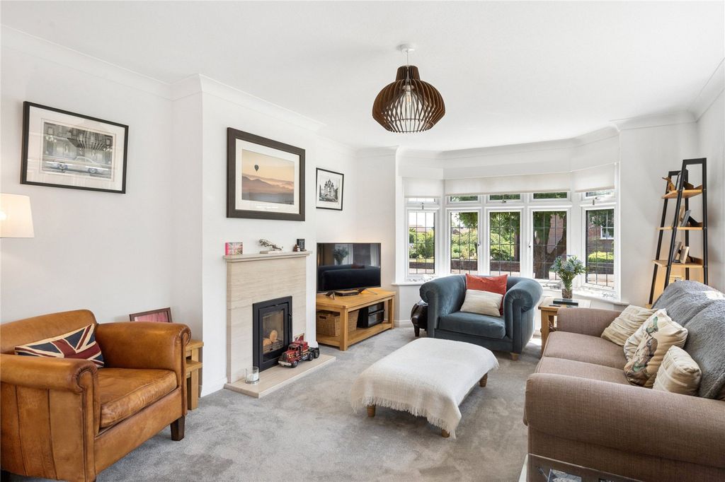 Property photo 2 of 18 Sitting Room