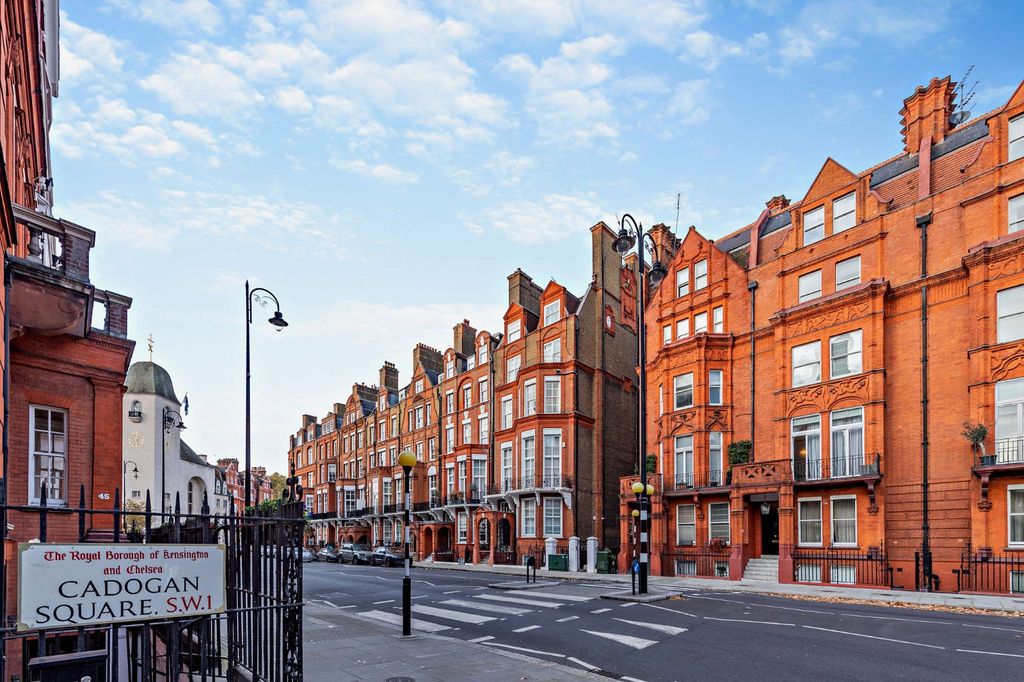 Property photo 2 of 13 Pont Street