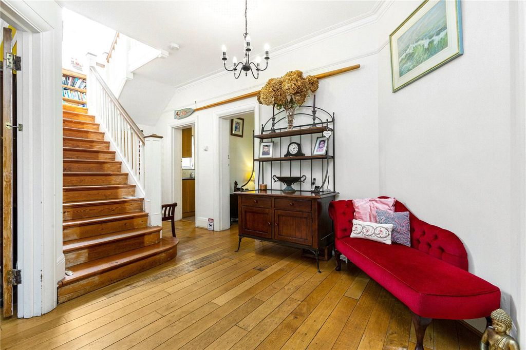 Property photo 2 of 14 Entrance Hall