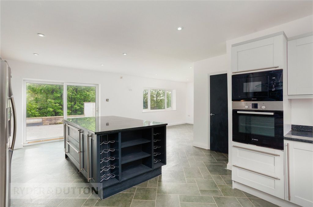 Property photo 2 of 32 Kitchen/Breakfast