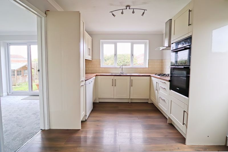Property photo 2 of 25 Kitchen / Breakfast Room