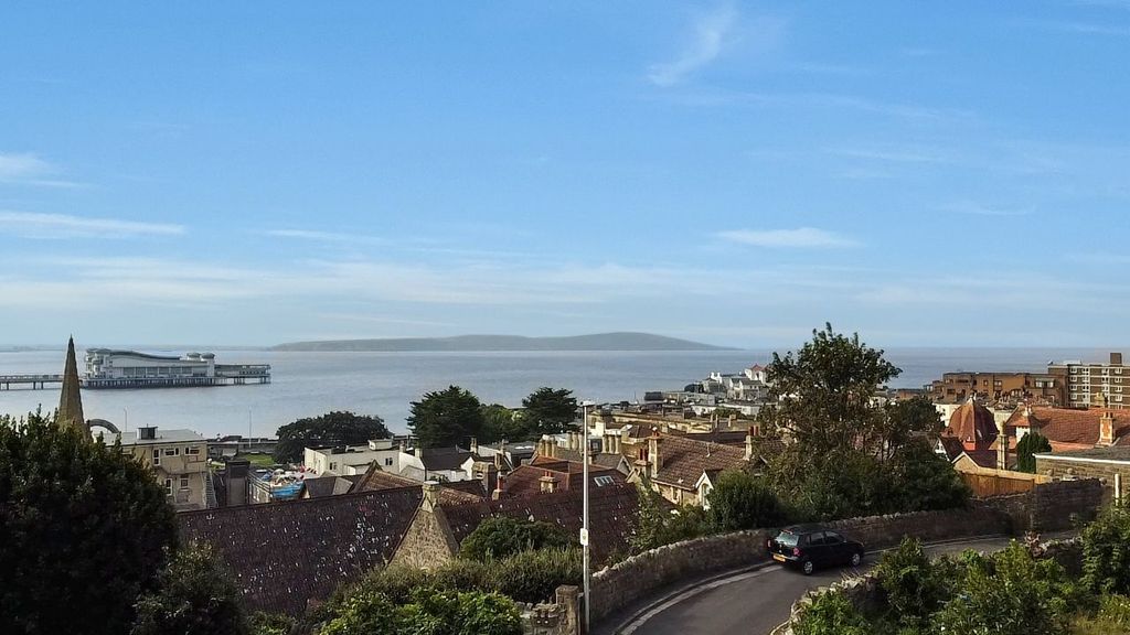 Property photo 2 of 31