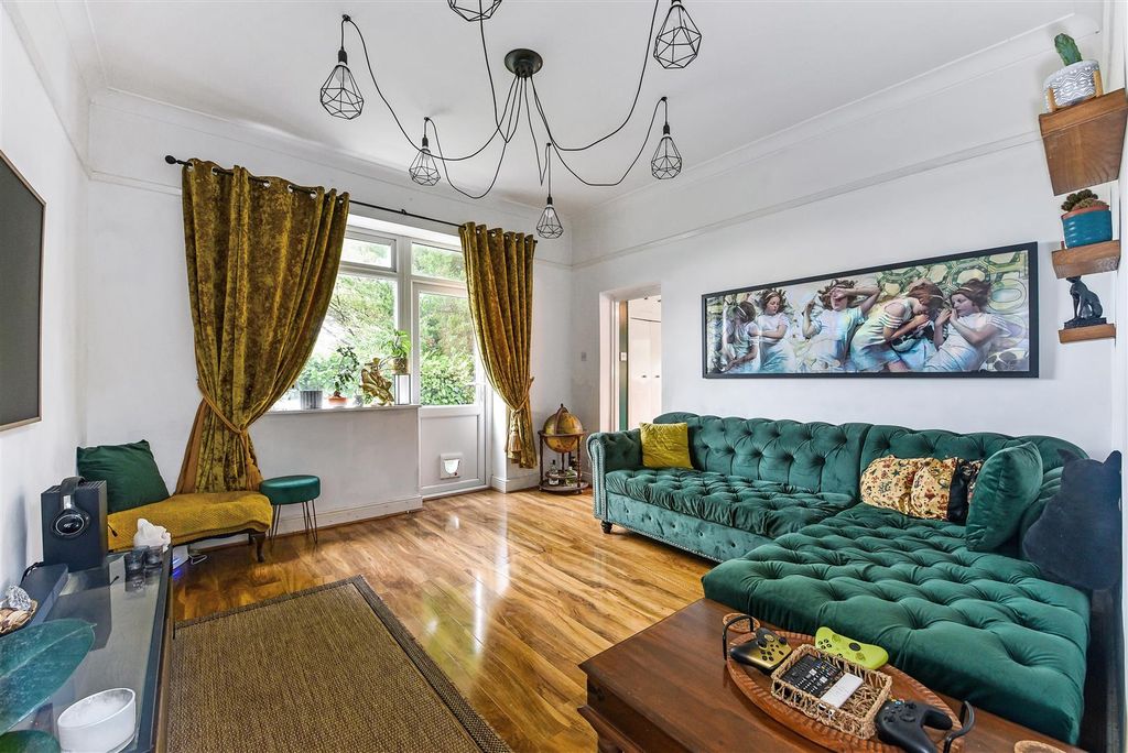 Property photo 2 of 24 Lounge.Jpg