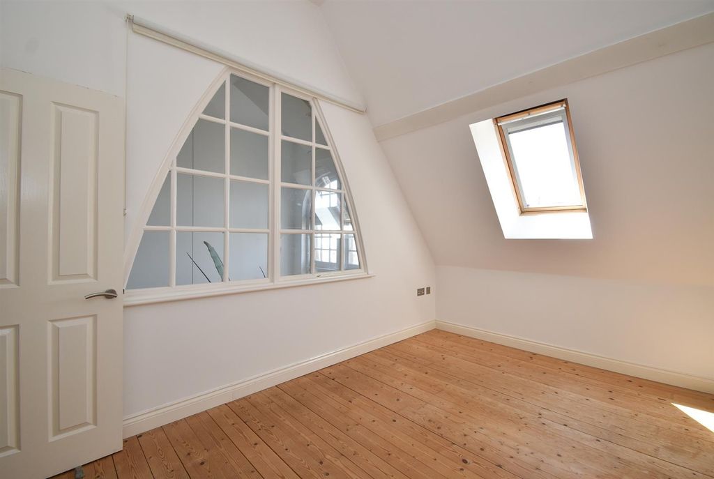 Property photo 3 of 15 Bedroom.Jpg