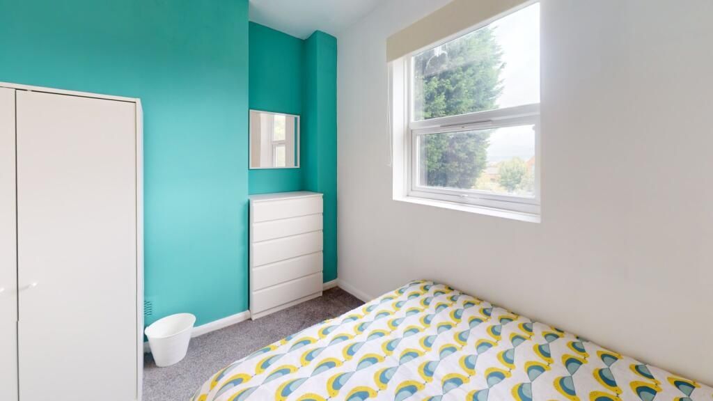 Property photo 3 of 10 A Bright And Tidy Single Bedroom Featuring A Color...