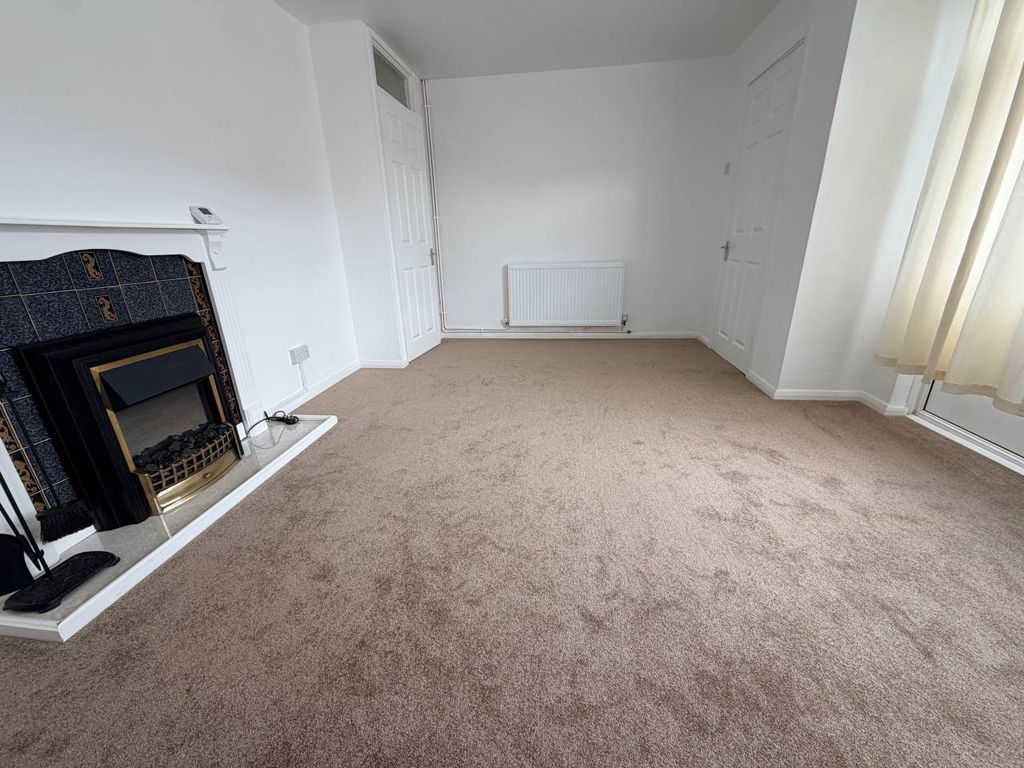 Property photo 2 of 8 Lounge 73 Maesyderi