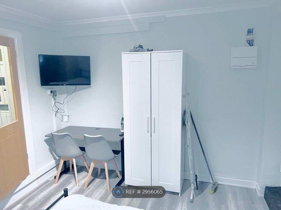 Property photo 3 of 6 Large Self Contained Studio