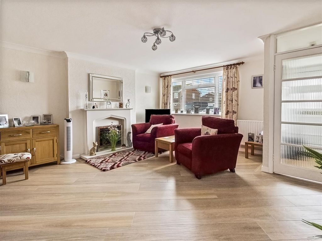 Property photo 3 of 19 14 Crosby Close-002.Jpg